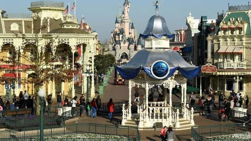 'Serangan' palsu Disneyland Paris cetus rempuhan 'Serangan' palsu Disneyland Paris cetus rempuhan