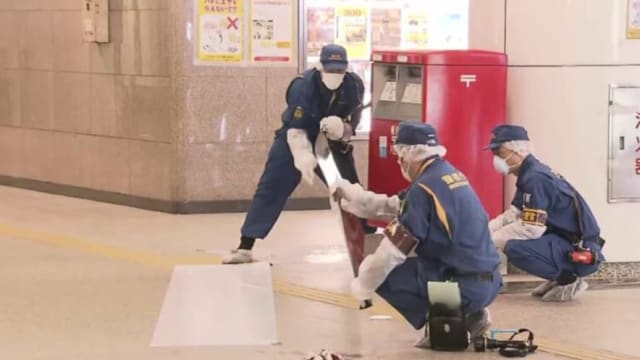 东京新宿车站发生袭警案 妇女持剪刀刺警察