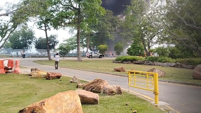 东海岸公园船只存放区失火  消防员灭火后不适送院