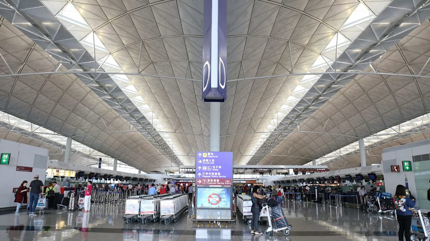 19岁港女欲飞往狮城 行李藏“铁莲花”被捕 