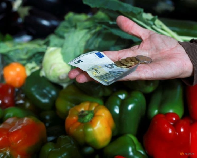 Euro bounces as falling French bond yields temper debt concerns
