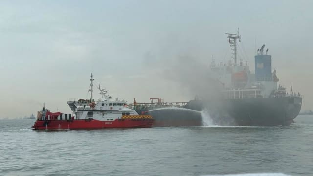 东部海域一艘油槽船起火 民防部队派40人灭火