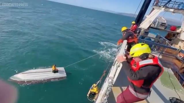 寒冷海上漂流近两天 15岁少年奇迹生还