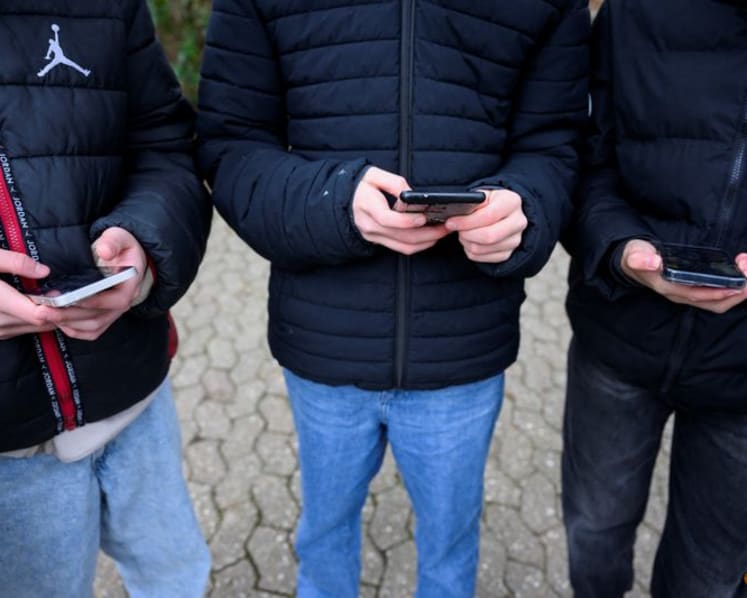 Czech government plans to ban mobile phones in schools from 2027