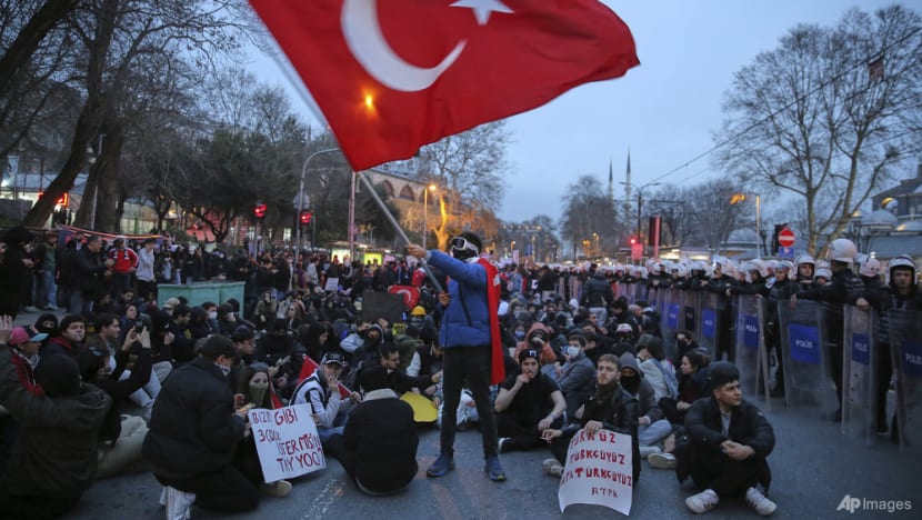 Türkiye braces for further protests as 7 journalists freed