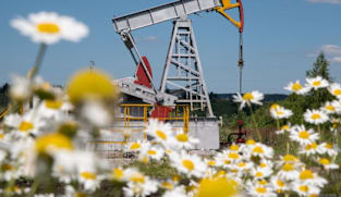 Oil dips as investors assess Iran supply, Venezuelan export resumption