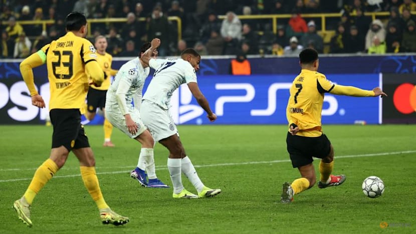 Inter Milan beat Dortmund 2-0 but both teams end up in playoffs