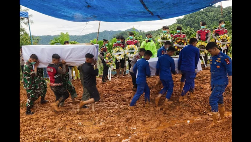 Pengebumian beramai-ramai diadakan bagi mangsa banjir tidak dikenal pasti di Indonesia