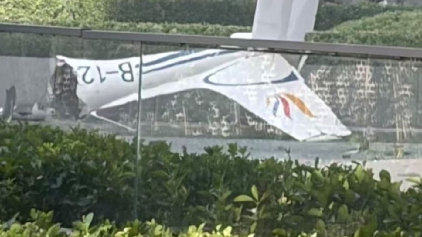 小型飞机撞北京中信大厦 机师亡13人伤 