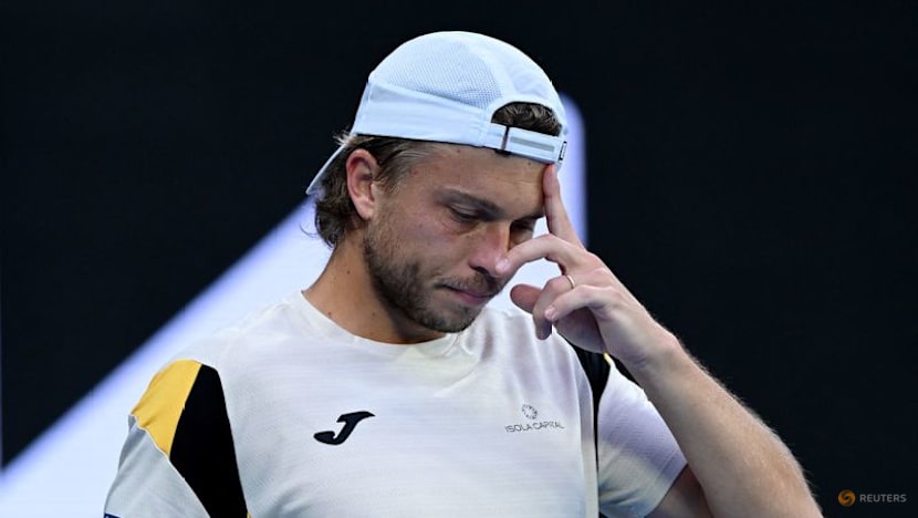 Zverev overcomes Muller to make third round in Melbourne