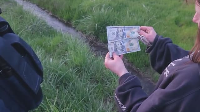 美国男子在公路上撒钱 败光全家26万积蓄