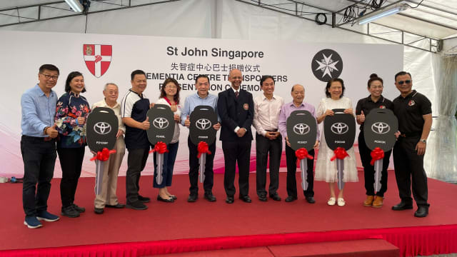六名慈善家为圣约翰失智中心捐赠六辆特制巴士