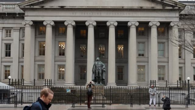 美国联邦政府公共债务总额 首次突破37万亿美元