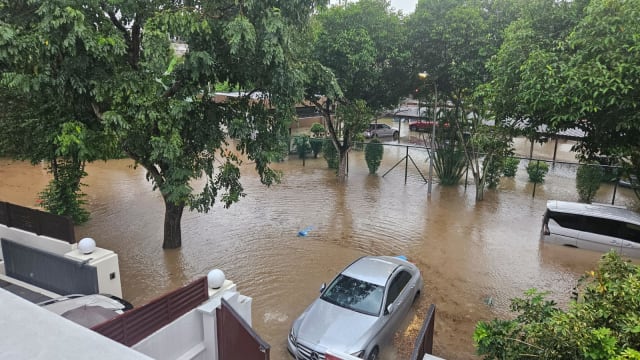 陈金钟路大水灾多车泡水 民众：水位高到可划皮艇