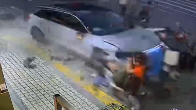 广州轿车冲上人行道致四人受伤 现场一片狼藉