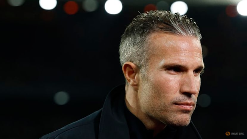 Under pressure, Van Persie gets another vote of confidence