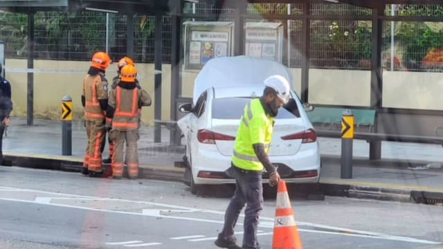 轿车撞进慈光校外巴士站 53岁本地男子送院