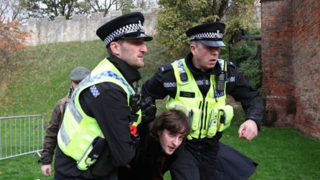 向英国国王和王后抛掷鸡蛋 男子被警方扣留