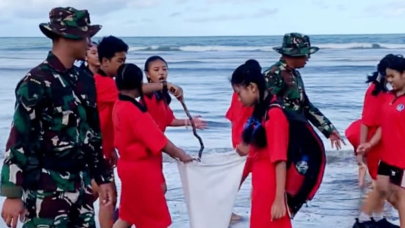 TNI dan pelajar bersihkan Pantai Kuta usai Prabowo sentil masalah sampah di Bali