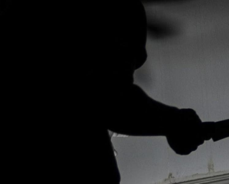 Teenager gets probation for robbing shop while armed with knife
