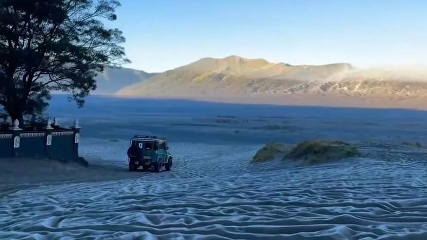 Bromo diselimuti 'salju', suhu anjlok hingga 1 derajat celsius
