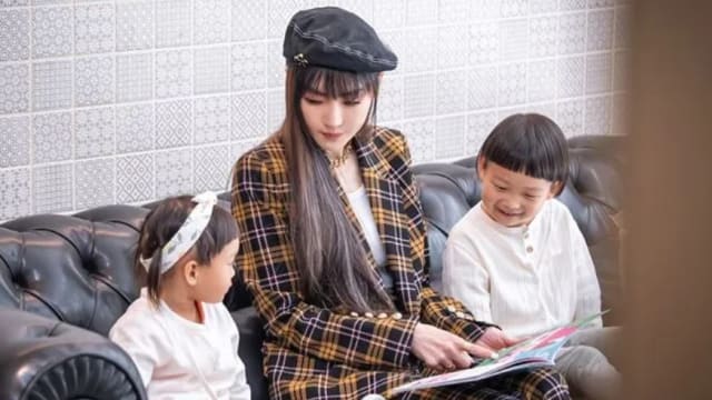 当年未婚生子　谢金燕拿小朋友没办法