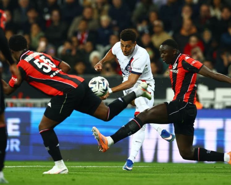 Mendes guides PSG to top of Ligue 1 with 4-0 win at Nice