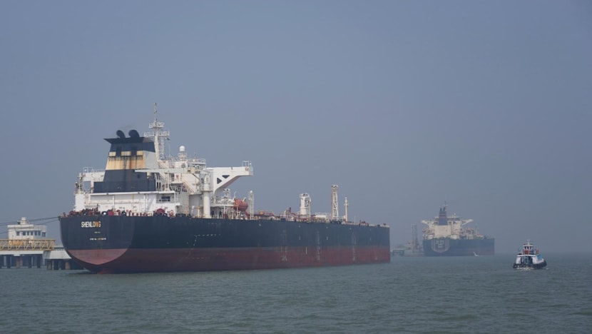 Oil price dips under US$100, stocks fall tracking Middle East war developments