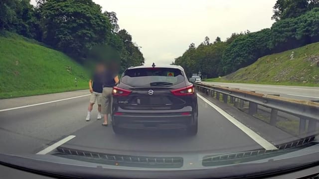 马国快速公路上停车换驾驶 狮城轿车行为引热议