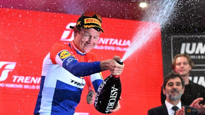 Hoole wins Giro time trial, Ayuso and Roglic close on Del Toro Hoole wins Giro time trial, Ayuso and Roglic close on Del Toro