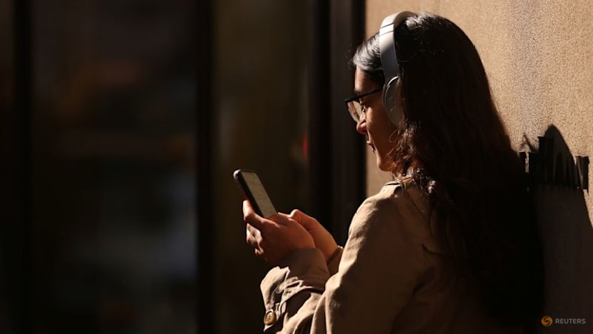 AI-referred US shoppers browse longer, spend more per visit, data shows
