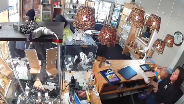 澳洲三匪光天化日劫珠宝店 男店主遭锤击送院