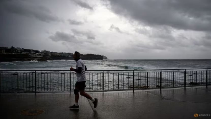 Ribut kuat jejas penerbangan, bekalan elektrik di Sydney
