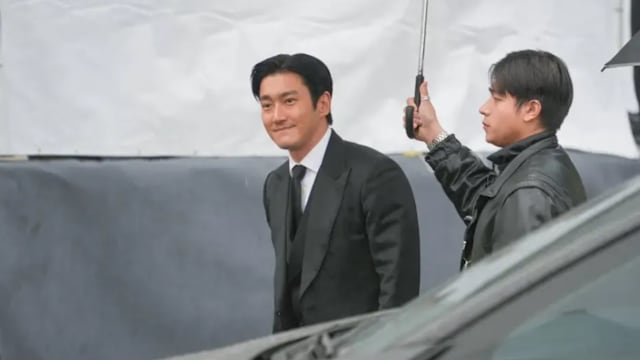 大S纪念雕像揭幕，Super Junior始源也来献花致意！S妈哭喊“宝贝你重生了”惹人鼻酸