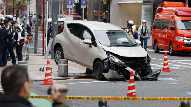 日本名古屋一辆汽车失控撞上人行道 造成七人受伤