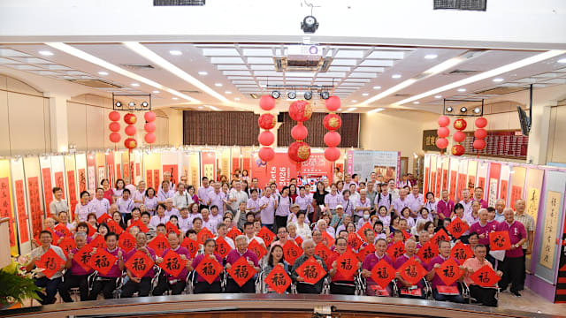 同安会馆办迎春展 首日让金融区上班族免费领挥春