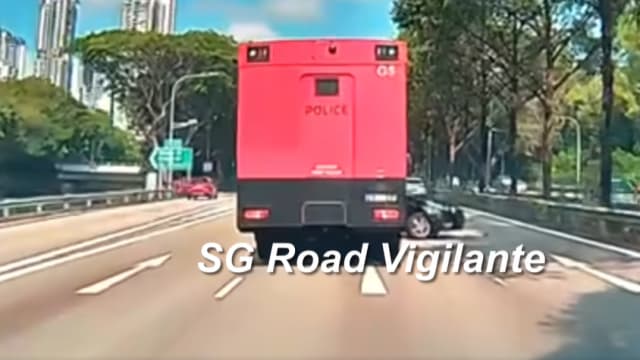 警察机动部队车辆撞上汽车 汽车司机受伤送院
