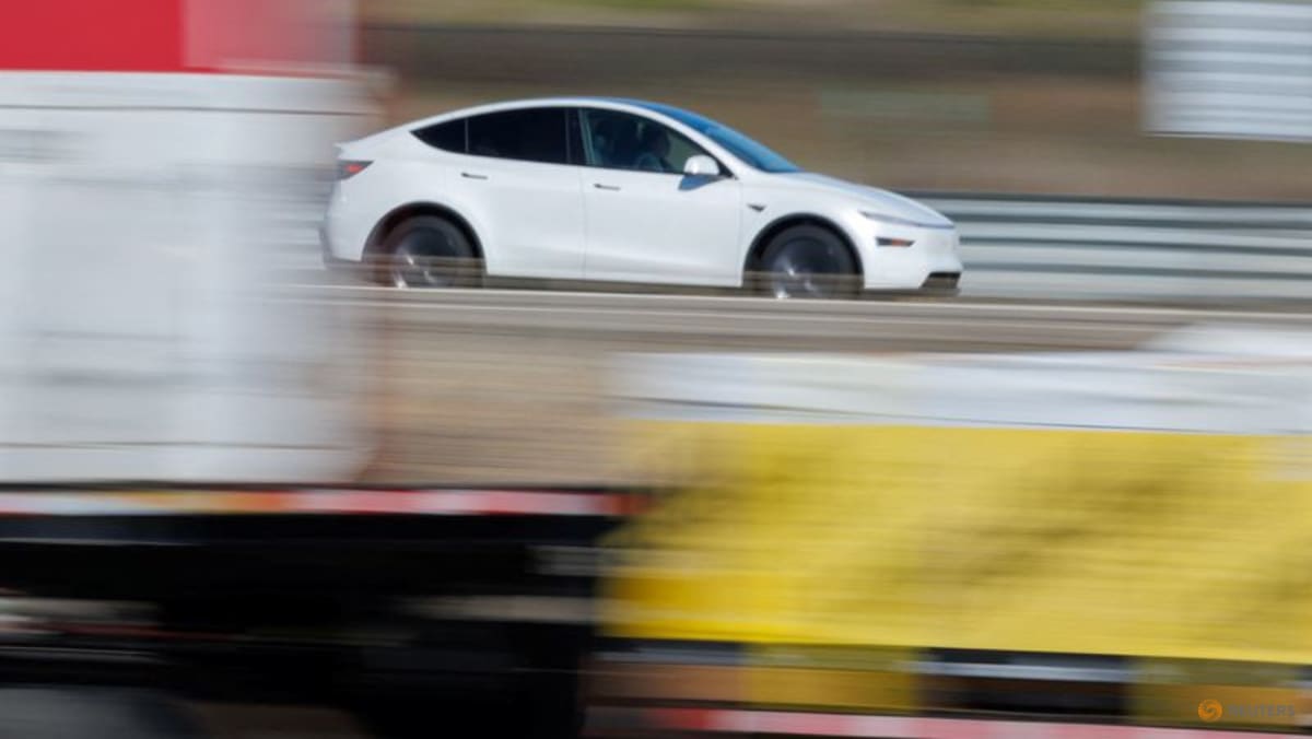 Akcie Tesly vyskočily, Musk potvrdil testování robotaxi bez dohledu