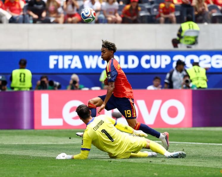 Courtois rethinks quitting Belgium but wants time off
