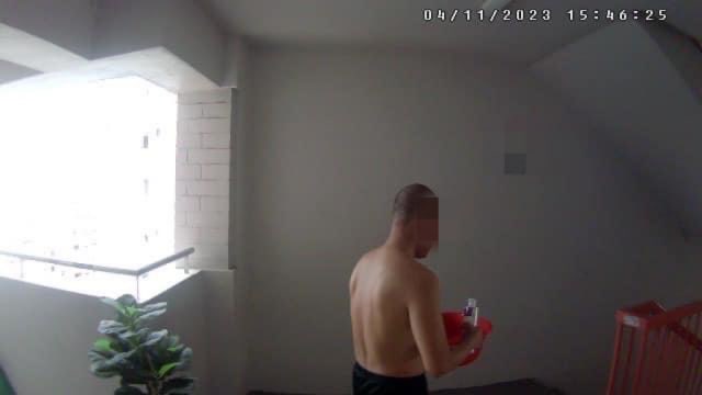男邻居被拍到在网民家门口洗头 事后将脏水泼一地