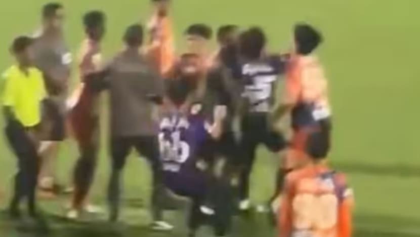 Bekas pemain Tanjong Pagar United didakwa; tumbuk 2 pemain lawan susuli perlawanan di Stadium Jurong East