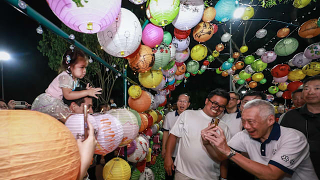 李资政与德义居民庆中秋 预祝中秋快乐
