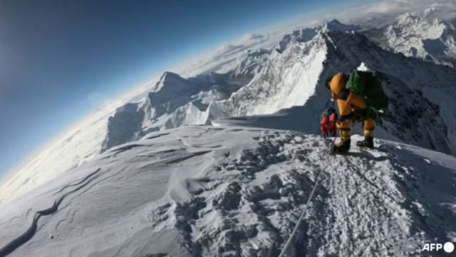 尼泊尔登山者拉玛以14小时31分钟登珠穆朗玛峰山顶刷新纪录