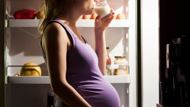 中国孕妇喝冰箱剩余牛奶 细菌感染母女险丢命