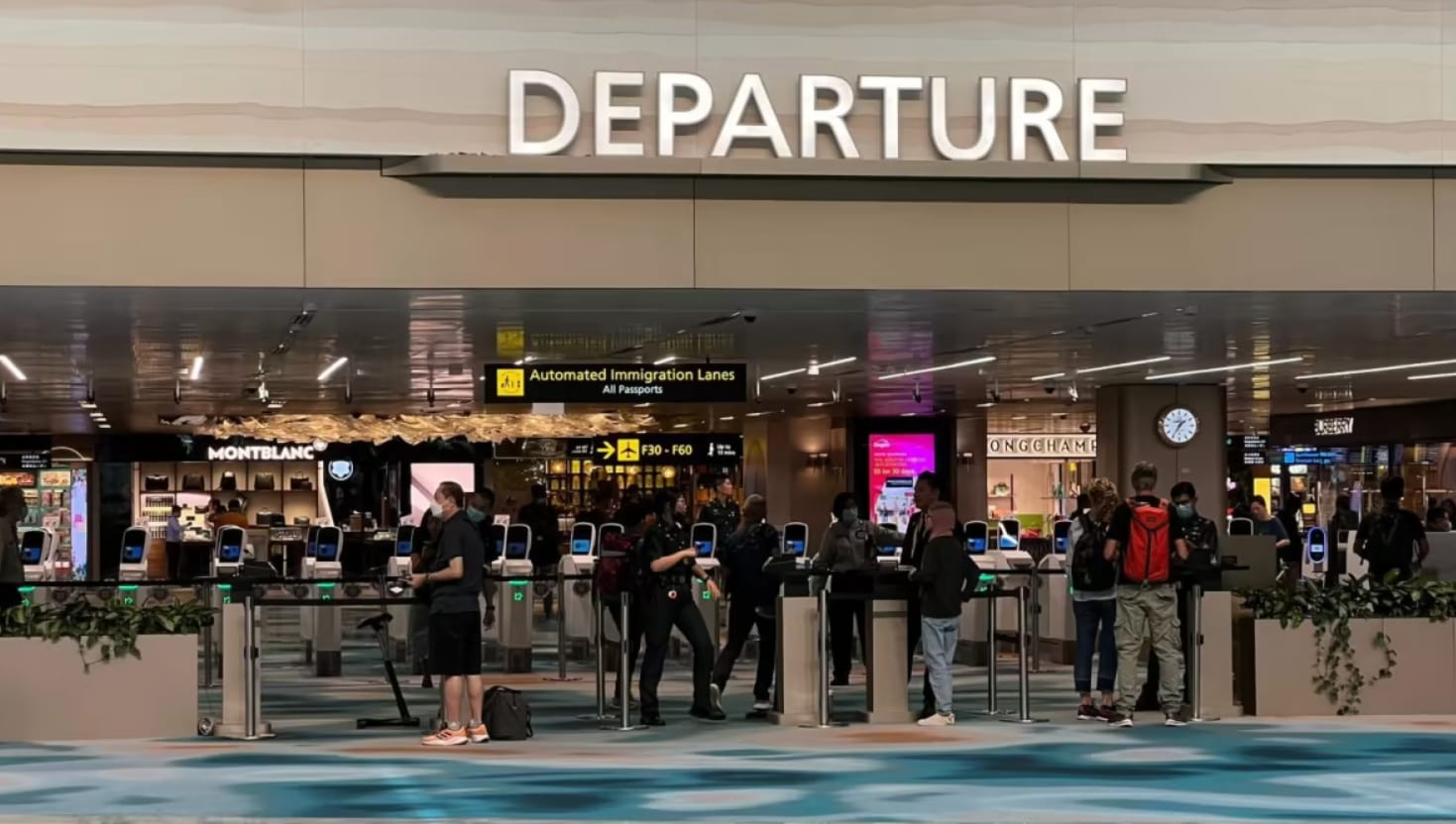 涉在机场招人帮带手机黄金回国九外国人被遣返禁入境- 8world