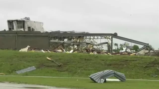美国中部多地遭龙卷风吹袭 至少五人死亡