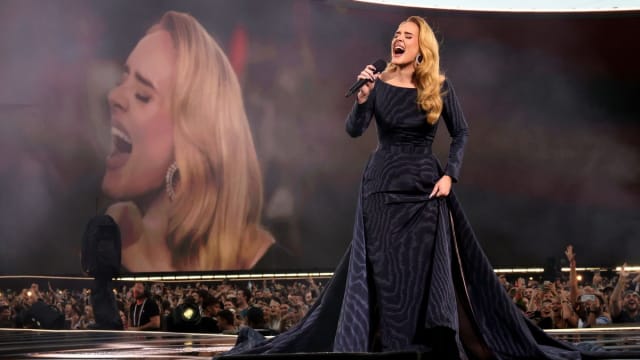 Adele演唱会唱一半突喊停　8万人一同观战奥运女子短跑