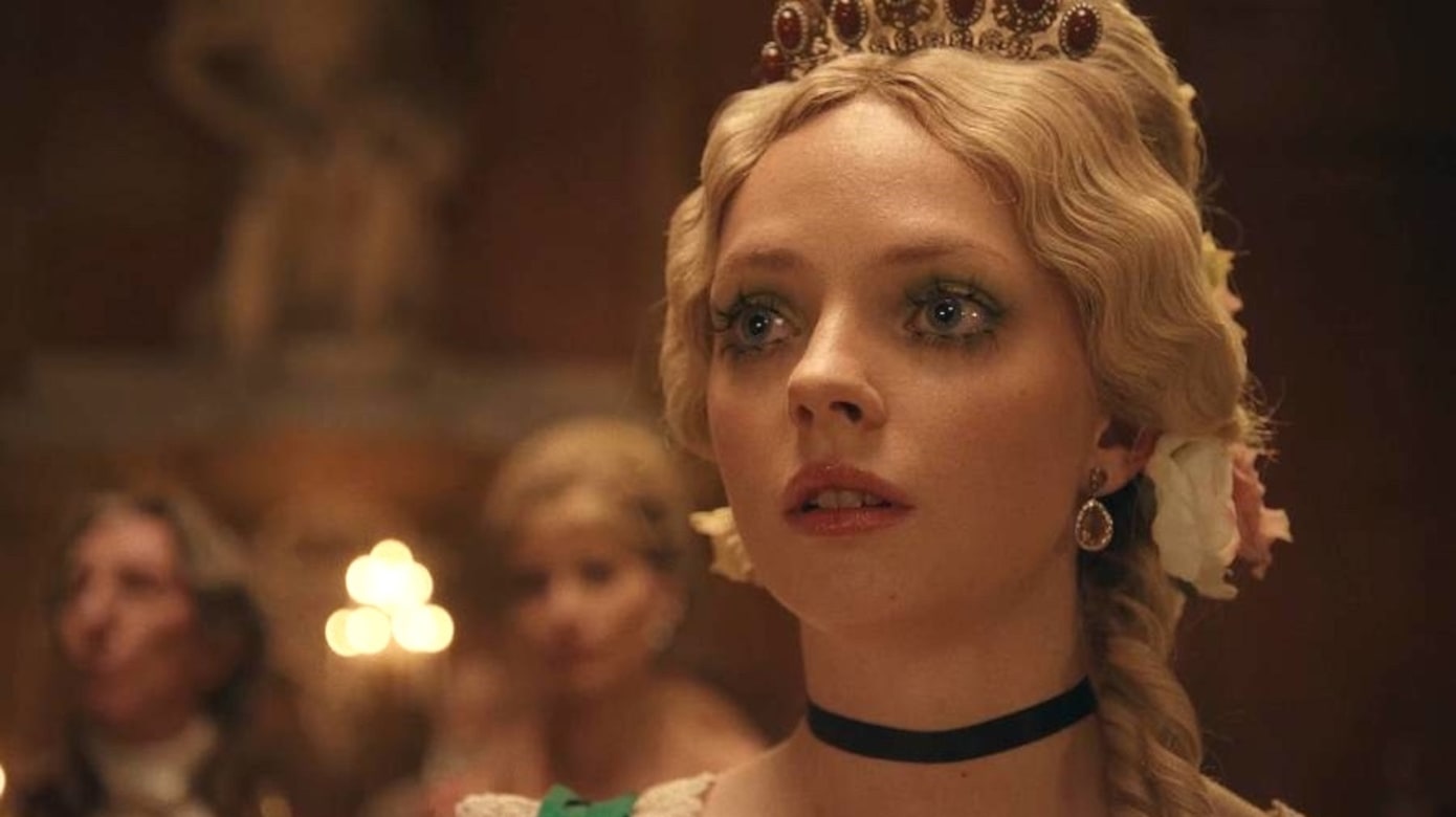 满城三带黄金甲】“The Ugly Stepsister”：暗黑版一朝变凤凰- vibes by 8world