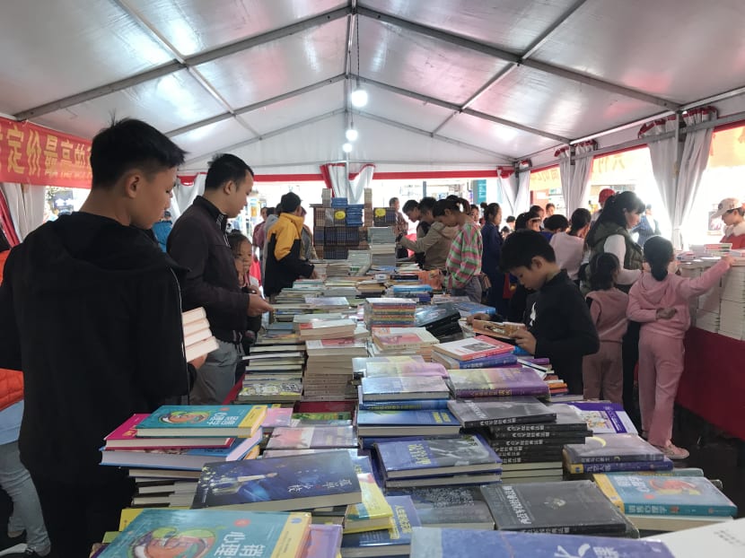 Shoppers browsing books on sale at a store in Hainan, China, in this photo taken by the author on Dec 8, 2019. Her experience studying there got her thinking about accessibility of books in her home country of Indonesia. Shoppers browsing books on sale at a store in Hainan, China, in this photo taken by the author on Dec 8, 2019. Her experience studying there got her thinking about accessibility of books in her home country of Indonesia.