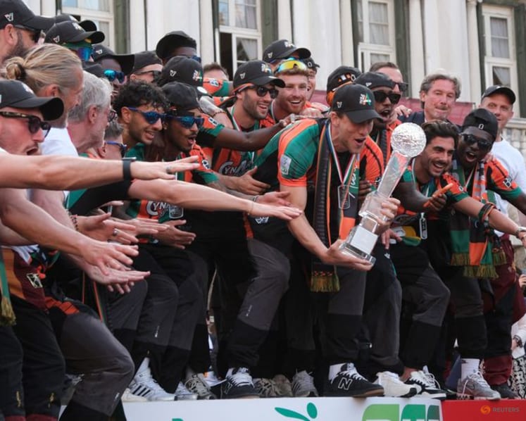 Celebrations in the canals as Venezia set sail for Serie A